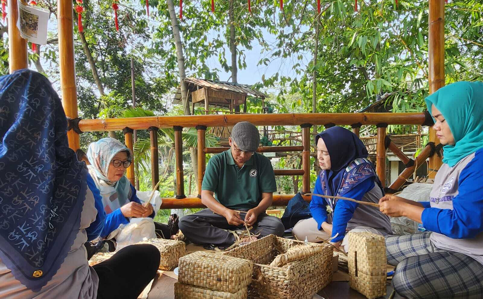 Pelatihan Pemanfaatan Eceng Gondok kepada Komunitas Bambu Kuning Desa Pasirsari ID