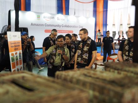 Direktur Eksekutif Rumah Energi (Sumanda Tondang) mempresentasikan proyek Pengelolaan Air Berbasis Masyarakat di Cikarang Selatan kepada VIP global AWS